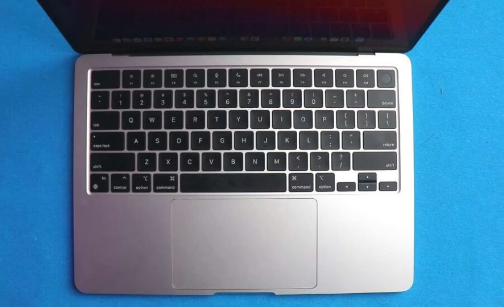 Apple MacBook Pro m2 keyboard and design