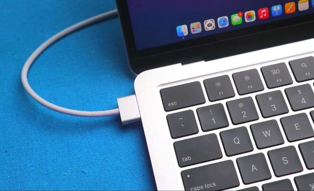Apple MacBook Pro M2 Charging