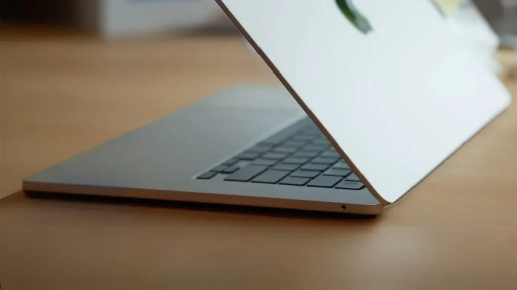 Apple MackBook Air M2 Port