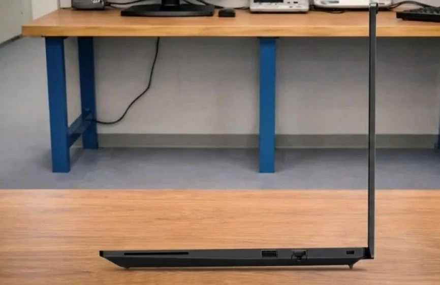 Right-side profile of Lenovo ThinkPad P14s